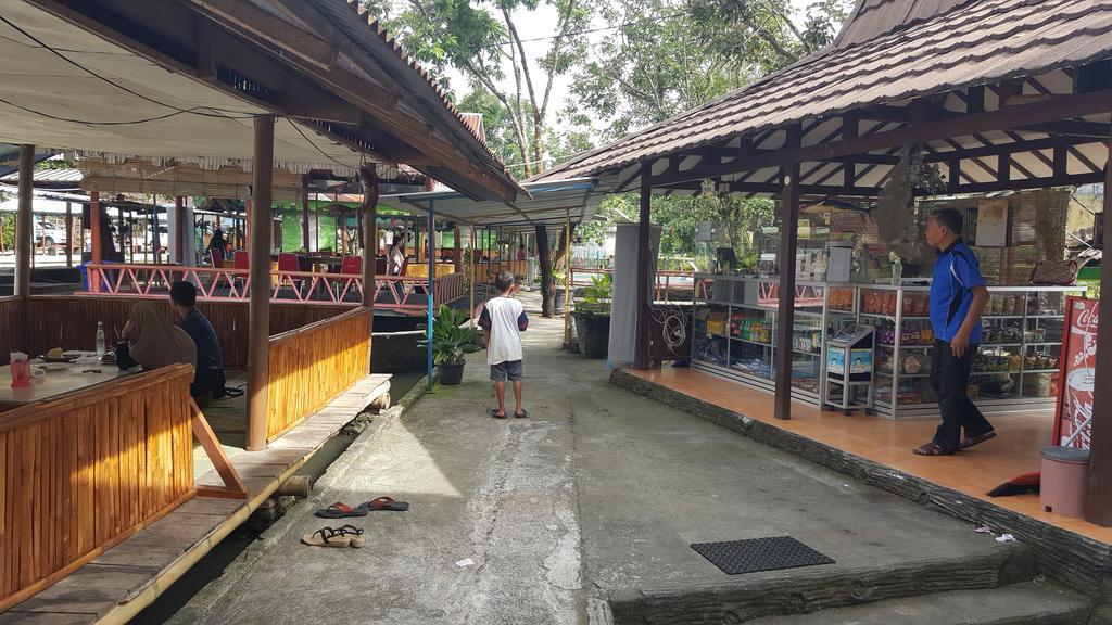 Putri Duyung Guest House Karangpandan Kültér fotó