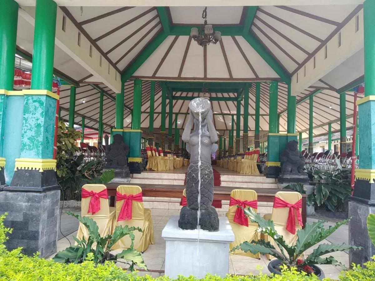 Putri Duyung Guest House Karangpandan Kültér fotó